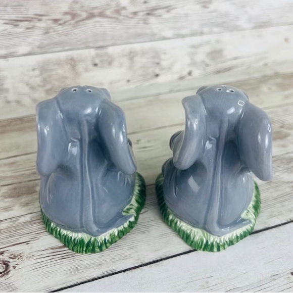 Retro baby elephant salt and pepper shakers/ dining /kitchen decor - Picture 3 of 10